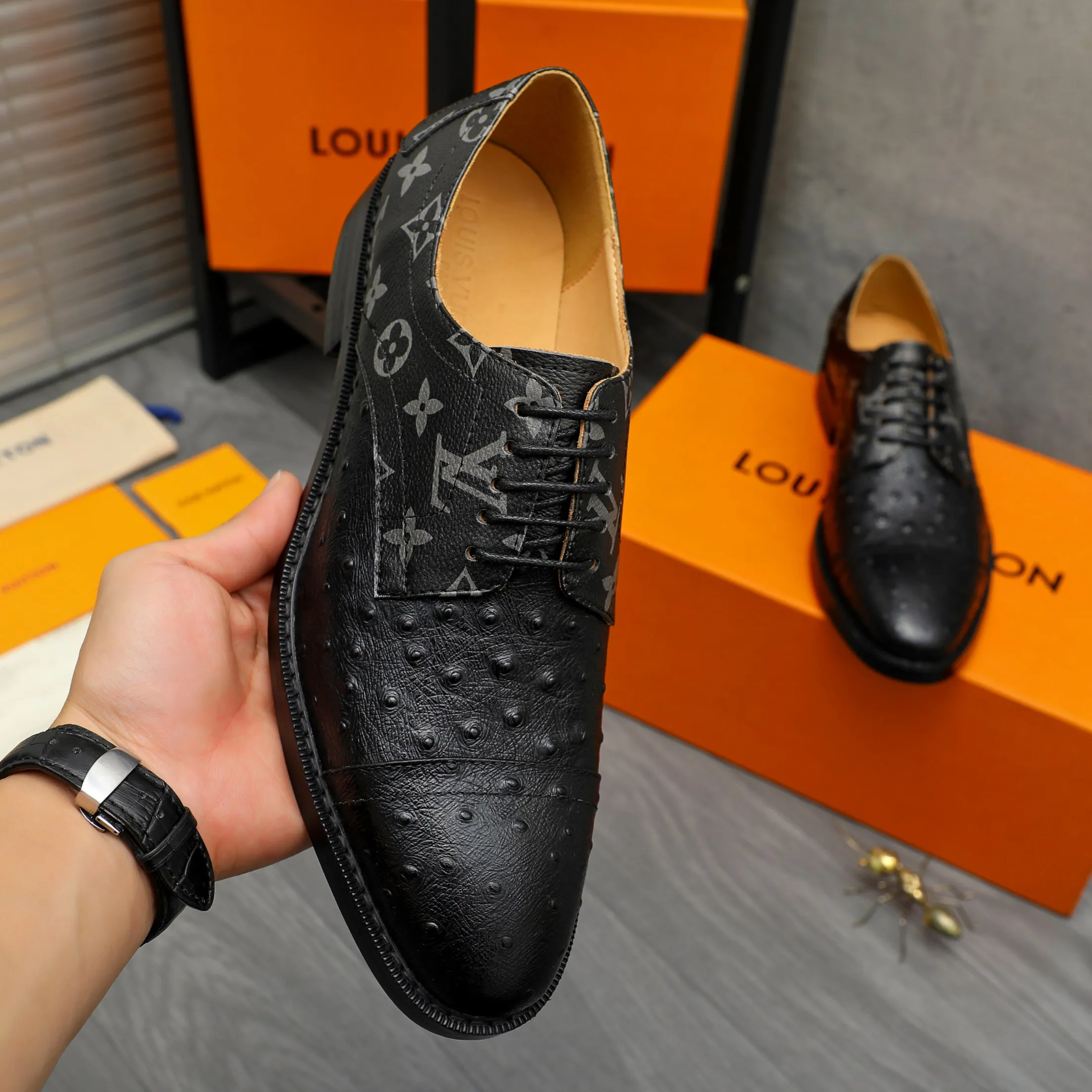 Men's shoes 💰500 Product trademark: LV "Louis Vuitton" business formal leather shoes Regular size: 39-45 (.45 customization is non-returnable) Product materials: Selected ostrich pattern cowhide upper, cowhide lining, original rubber outsole